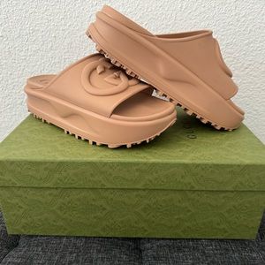 Gucci interlocking G slide sandal, brown, rubber